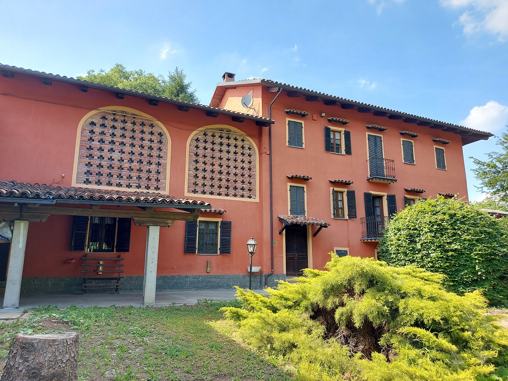 Villa con grande parco a Costigliole d'Asti